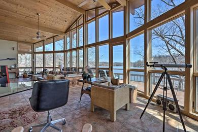 Дом отдыха House on Lake of the Ozarks with Dock and Pool Table!