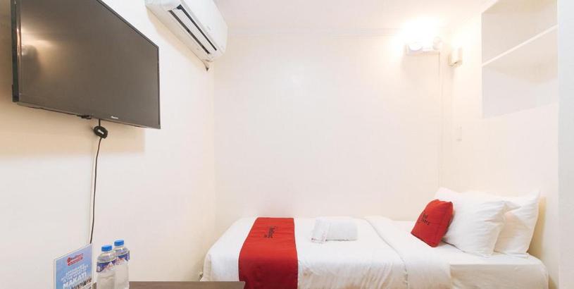 Hotel RedDoorz Premium near Greenbelt Makati - Vaccinated Staff