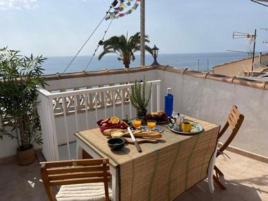 Дом отдыха Oldtown family house with amazing terrace - 3 minutes from beach!