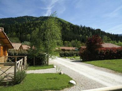 Hotel 4-8 person chalets on a nice holiday park in the middle of the Pyrenees