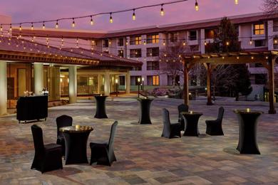Отель DoubleTree by Hilton Colorado Springs