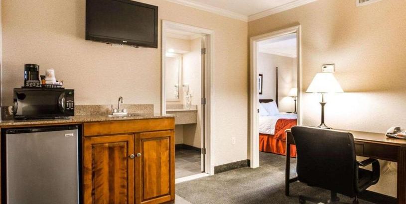 Отель Clarion Inn & Suites Lake George