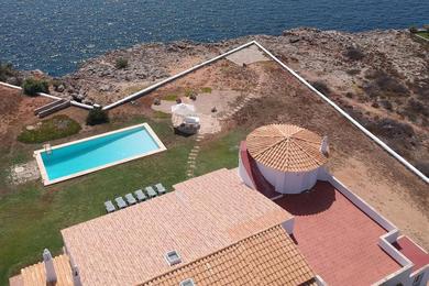 Villa Casa grande con piscina, vistas y acceso privado al mar.