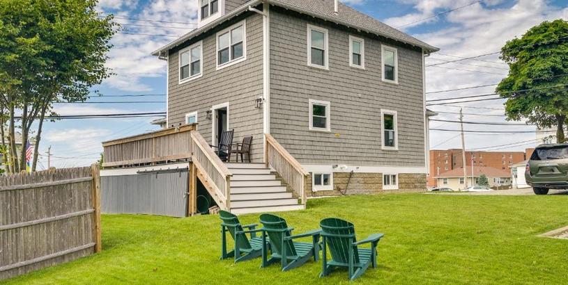 Hotel Hull Home Close to Beaches Yard and Furnished Deck!