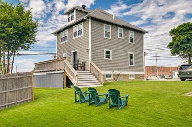Hull Home Close to Beaches Yard and Furnished Deck!