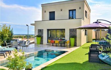 Beautiful home in Bezouce with WiFi, Private swimming pool and 4 Bedrooms
