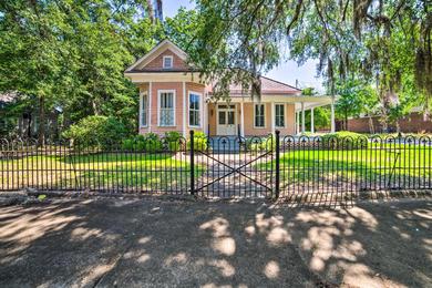 Дом отдыха Authentic Colonial Home Near Downtown Selma!