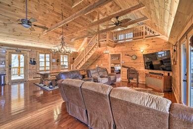 Дом отдыха Sugar Grove Cabin with Porch and Mountain Views!