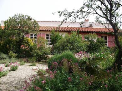 Дом отдыха Villa familale avec piscine et jardin boisé