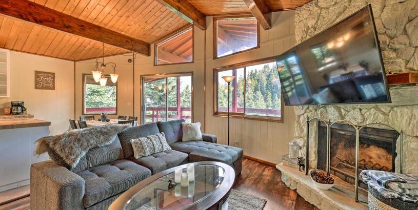 Дом отдыха Lake Arrowhead Cabin with Deck and Stunning Mtn Views!