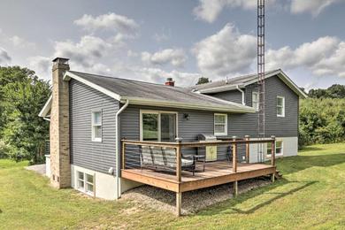 Дом отдыха Modern Zanesville Escape with Deck and Spacious Yard
