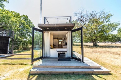 The Honeycomb-Tiny Container Home 12 Min. to Magnolia/Baylor