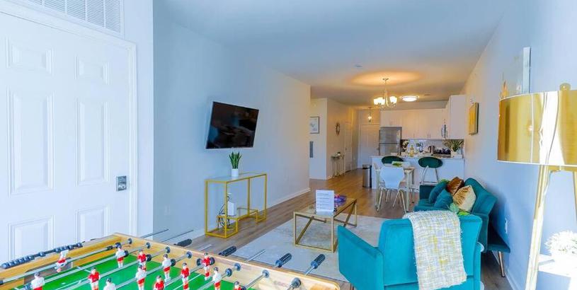 Apartments *King Bed Ideal For Long Stays w/ Foosball Table!*