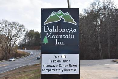 Отель Dahlonega Mountain Inn