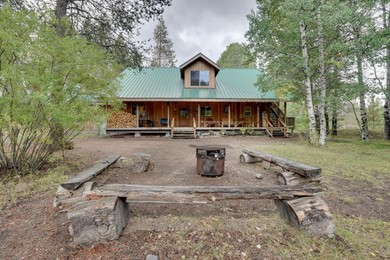 Hotel Pet-Friendly House with Deck Near Crater Lake!