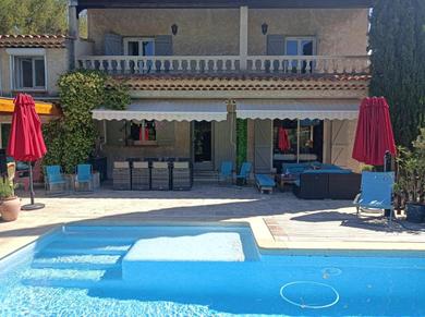 Вилла Villa provençale piscine au cœur de la pinède