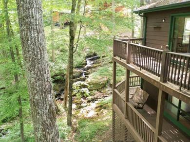 Holiday home Creekside Falls Cabin - 3 bedroom /3 bathroom /2 family rooms / hot tub / wifi