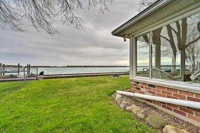 Holiday home Riverfront Algonac Escape with Sunroom and Grill!