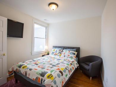 Guest house 3-min walk to PETWORTH METRO STATION ;10 mins to CONVENTION CENTER: PRIVATE COZY and QUIET BEDROOM and BATHROOM