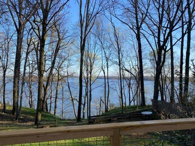 Holiday home Lakeside cottage w/ 3 bed, 2 bath & spectacular view!