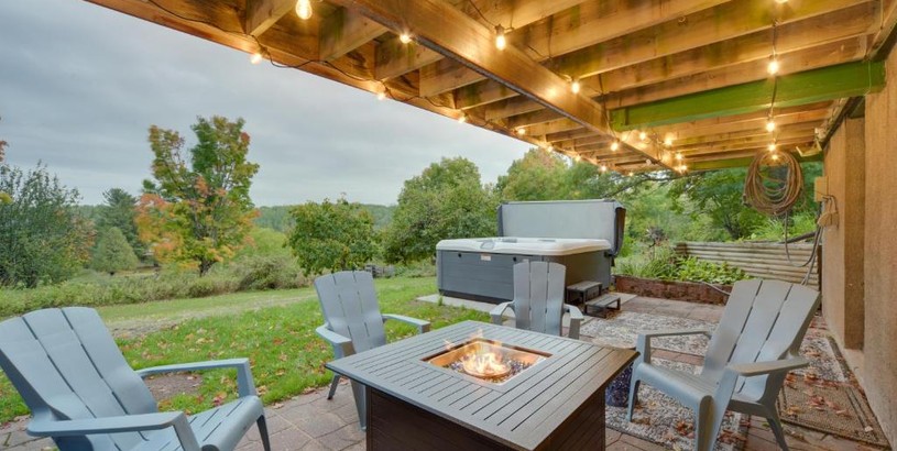 Hotel Hermantown Home with Decks, Grill and Hot Tub!