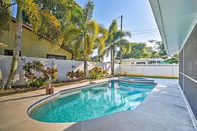 Дом отдыха Sunny Seminole Home with Pool, 4 Miles to Beach!