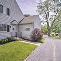 Дом отдыха Centrally Located Gurnee Townhome with Deck!