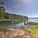 Дом отдыха Greers Ferry Lakefront Home with Deck and Boat Slips!