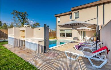 Holiday home Beautiful Home In Segotici With 4 Bedrooms, Outdoor Swimming Pool And Heated Swimming Pool