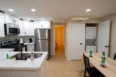 Apartments Cozy Designer Condo for Ideal Comfort!