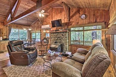 Holiday home Secluded Stanardsville Cabin with 10 Acres and Hot Tub