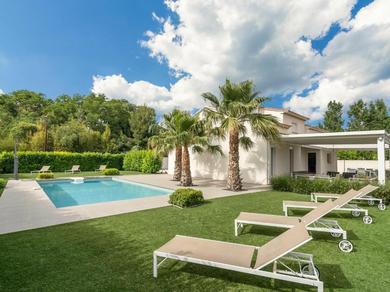 Вилла Luxurious villa in Saint geni s de Fontedit with heated pool