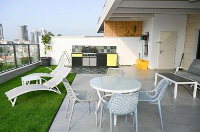 Апартаменты Luxurious penthouse for couples in Kiryat Mozkin