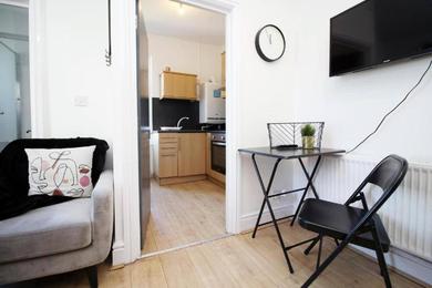 Chepstow 4 by Mia Living Studio apartment with free parking