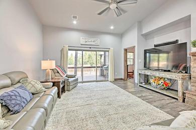  Chic Show Low Townhome with BBQ Dogs Welcome!