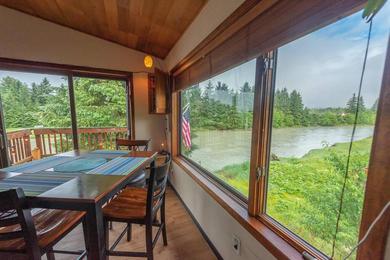 Дом отдыха Riverfront Home w/ Sauna, Tub & Beautiful Views