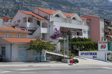 Apartments with a parking space Makarska - 6693