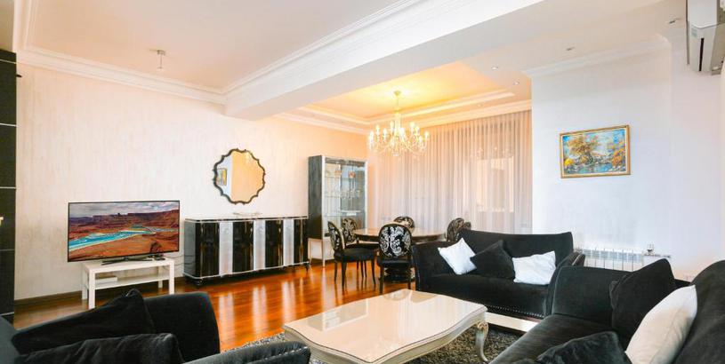 Apartments Luxury 3 Bedrooms apartment with 2 Bathrooms and a Great Balcony, 50 meters from Republic Square