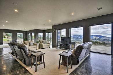 Дом отдыха Luxury Home with Views - 5 Min to Columbia River