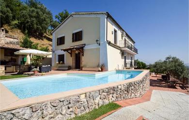 Holiday home Beautiful home in Montalto Uffugo with Outdoor swimming pool, WiFi and Indoor swimming pool