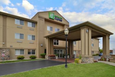 Отель Holiday Inn Express Hotel & Suites-Saint Joseph, an IHG Hotel
