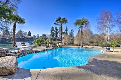 Holiday home Luxe Grants Pass Getaway with Riverfront Views!