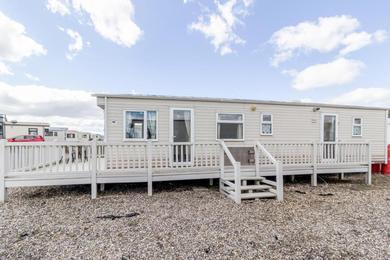 Campsite Spacious caravan for hire with decking by the beach in Suffolk ref 40094ND