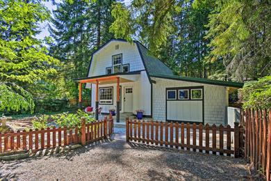 Дом отдыха Quaint Lake Cushman Cottage with Private Access!
