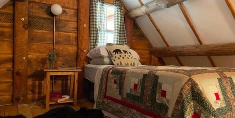 Дом отдыха Tiny Log Cabin with Loft on Creek