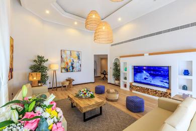 Вилла The S Holiday Homes - Stunning 5 Bedrooms Villa at the Palm Jumeirah with Private Beach and Pool