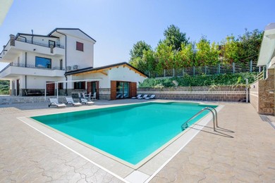 Вилла 6 bedrooms villa with private pool enclosed garden and wifi at Caiazzo