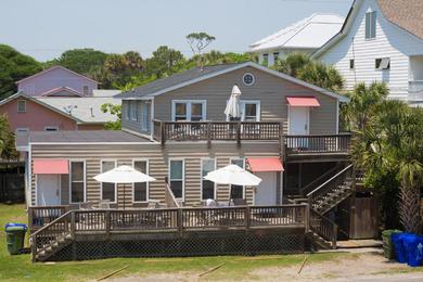 Villa Salty Shack Unit C - Salty Shack - Dog Friendly Home - Across from the Beach - Central Location!