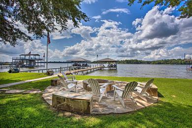 Holiday home Cedar Creek Lakefront Home, Game Room and Dock!