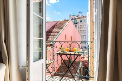 Апартаменты LovelyStay - Sunny flat w/ balcony overseeing Graca and River